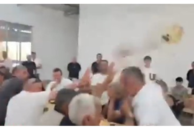 Gürcüstanda azərbaycanlı deputat seçiciyə çaynik atdı - VIDEO