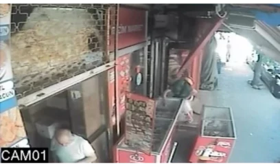 Türkiyədə marketin qarşısından oğurluq olundu - Kameraya düşdü