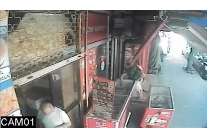 Türkiyədə marketin qarşısından oğurluq olundu - Kameraya düşdü