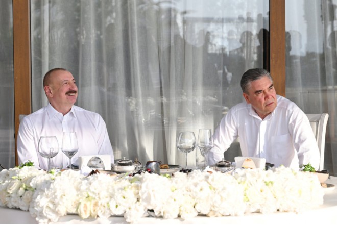 Prezident İlham Əliyev və Qurbanqulu Berdiməhəmmədov birgə nahar ediblər 