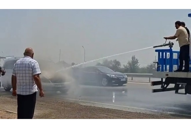 Yolda alışan “Mercedes”i su maşını söndürdü - VİDEO