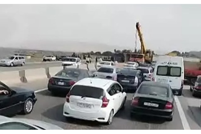 TIR aşdı, taxıl yola dağıldı - VİDEO
