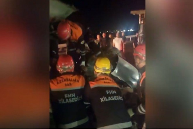 Ələtdə iki yük maşını toqquşub, xəsarət alan var - VİDEO