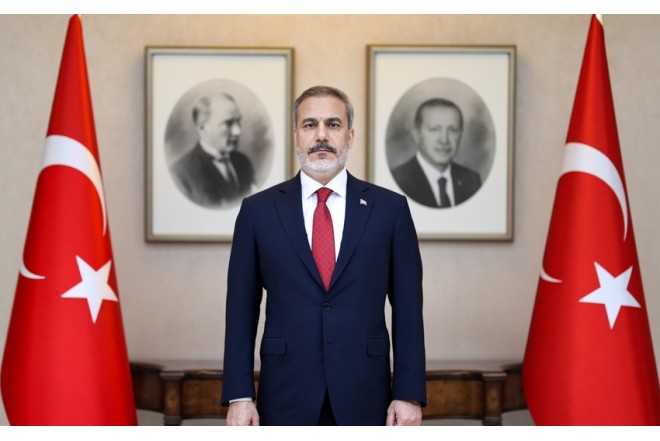 Hakan Fidan “IDEF 2025”də Azərbaycan stendi ilə tanış olub 