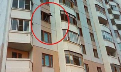 18 yaşlı qız 4-cü mərtəbədən yıxıldı 
