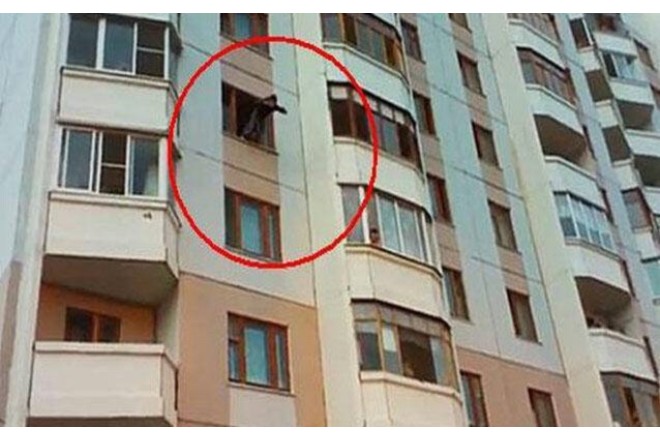 18 yaşlı qız 4-cü mərtəbədən yıxıldı 