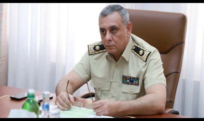 İki il sonra hərbi formada və general rütbəsi ilə iclas keçirdi