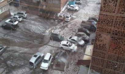 Güclü yağışdan sonra İrəvan küçələrində avtomobillər suyun içində qalıb 
