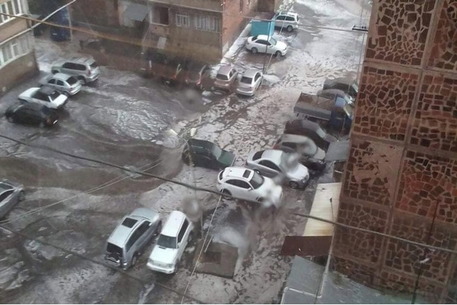 Güclü yağışdan sonra İrəvan küçələrində avtomobillər suyun içində qalıb 
