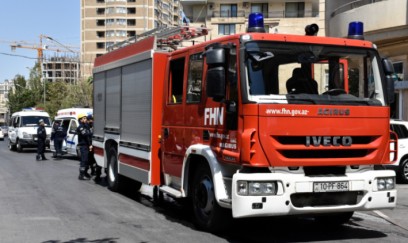 Gəncədə yaşayış binasının dam örtüyündə yanğın olub 