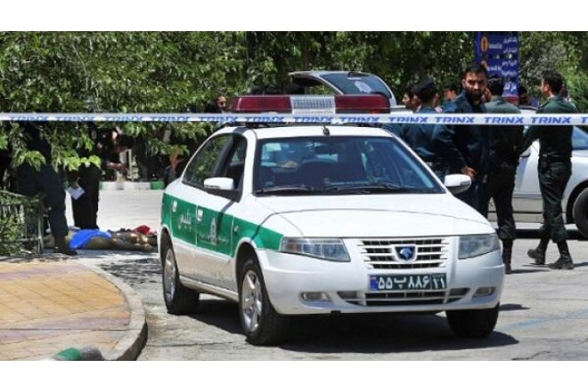 İranda polis iki mülki şəxsi güllələdi