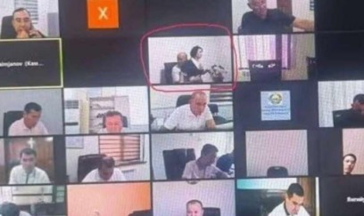 Onlayn iclasda katibəni qucaqlayan deputat işdən qovuldu 