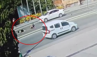 Anasını xilas etmək üçün ağrısını unutdu – Bursada dəhşətli qəza anı kamerada + FOTO