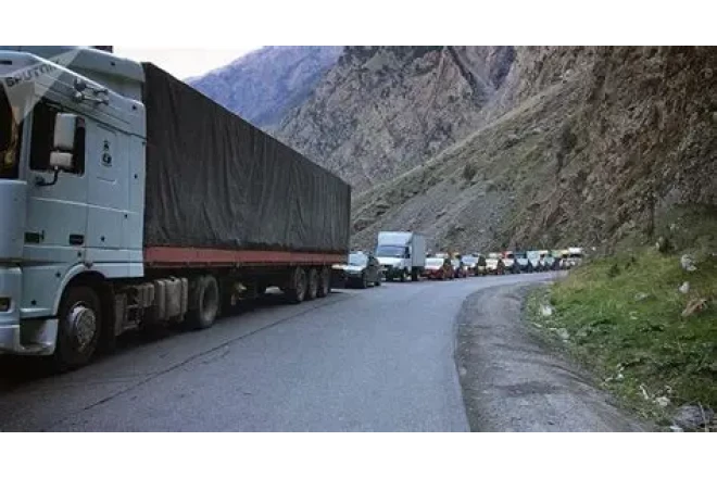 Yuxarı Lars yolu niyə bağlanıb? 