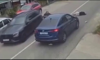 Maşın vuran arvadını “yaddan çıxarıb” sürücüyə hücum çəkdi – VİDEO