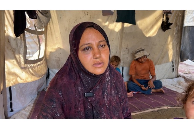 Qəzzada qızını itirən ana: “Ailəmi doyurmaq üçün onun paltarlarını satıram”
