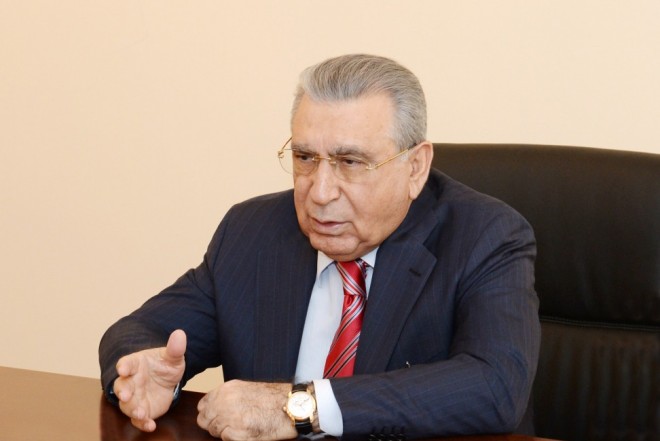 "Belə edirsiniz ki, Ramiz müəllim heç yerə getmir, də!” - Etibar Əliyev