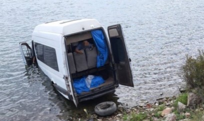 Sərnişinin avtobusu Baykal gölünə düşdü - 17 nəfər...