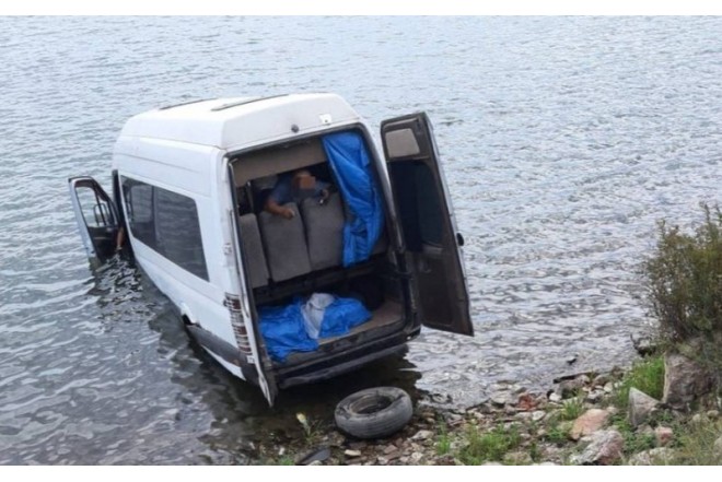 Sərnişinin avtobusu Baykal gölünə düşdü - 17 nəfər...