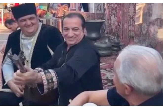 Qudası sazda çaldı, Alim Qasımov oxudu - VİDEO