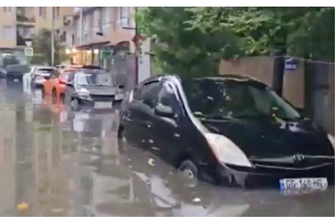 Batumini su basdı - VİDEO
