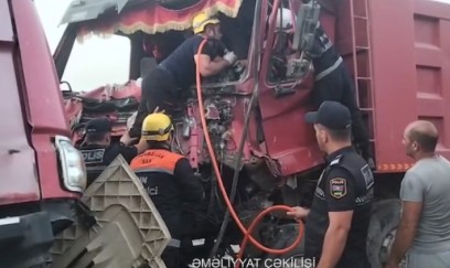 Balaxanıda ağır qəza baş verib, sürücülər sıxılı vəziyyətdə qalıb- VİDEO