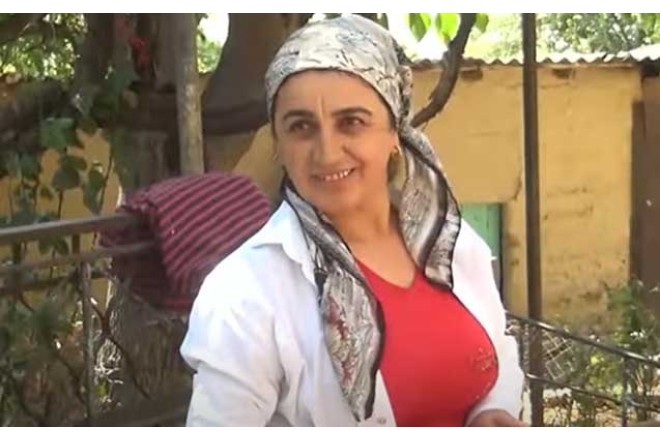 Cəlilabadlı qadın kəndə hücum edən çaqqalı əlləri ilə öldürdü - Video