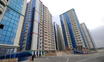 17 yaşlı qız 10-cu mərtəbədən düşdü