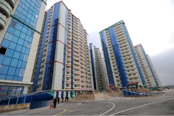 17 yaşlı qız 10-cu mərtəbədən düşdü