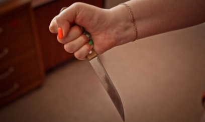 Bakıda ailə münaqişəsi qanlı bitdi – ərini yatdığı yerdə bıçaqladı