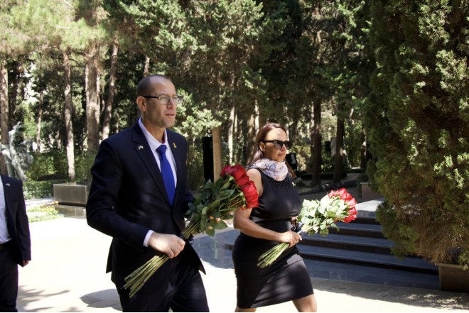 İsrailin Azərbaycandakı yeni səfiri Fəxri və Şəhidlər xiyabanlarını ziyarət edib 