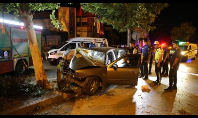 Türkiyədə avtomobil ağaca çırpılıb: 2 ölü, 1 ağır yaralı