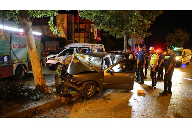 Türkiyədə avtomobil ağaca çırpılıb: 2 ölü, 1 ağır yaralı