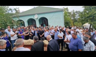 Məmməd İsmayılın nəşi üzərində "Baş Sarıtel" çalındı