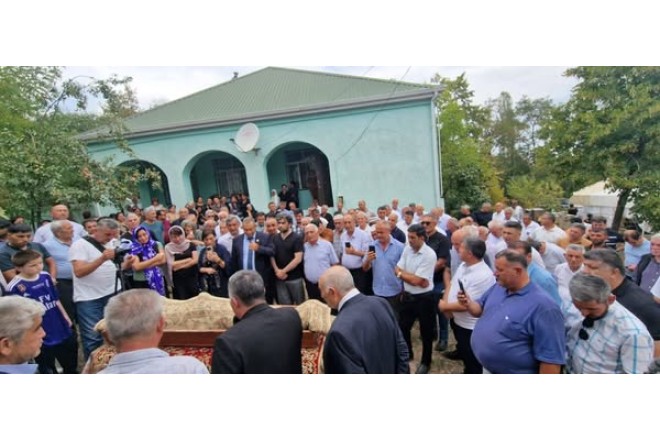 Məmməd İsmayılın nəşi üzərində "Baş Sarıtel" çalındı