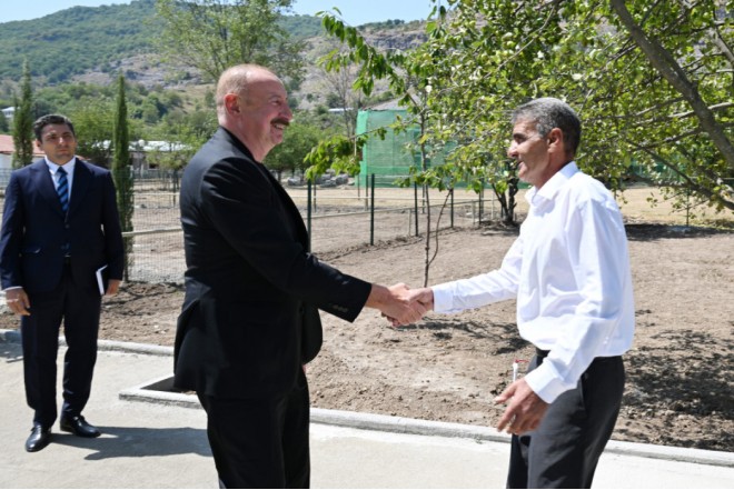 Prezident Ağdərənin Kolatağ kəndində fərdi evlərin və infrastrukturun bərpası sahəsində görülən işlərlə tanış olub 