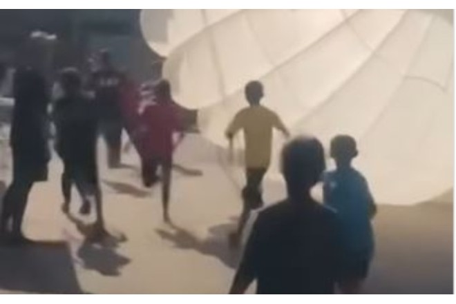 Yemək gətirən paraşüt oyuncaqları oldu... - VIDEO