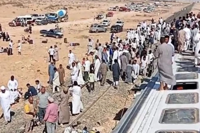 Misirin şimalında qatar qəzaya uğrayıb 