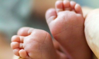 Evdə doğduğu körpəni unitaza atdı 