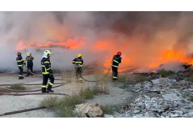 Sumqayıtda karton məmulatları zavodunda yanğın olub 