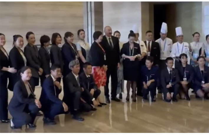 Prezidentin Çində qaldığı hotelin heyəti ilə səmimi görüşü - GÖRÜNTÜLƏR