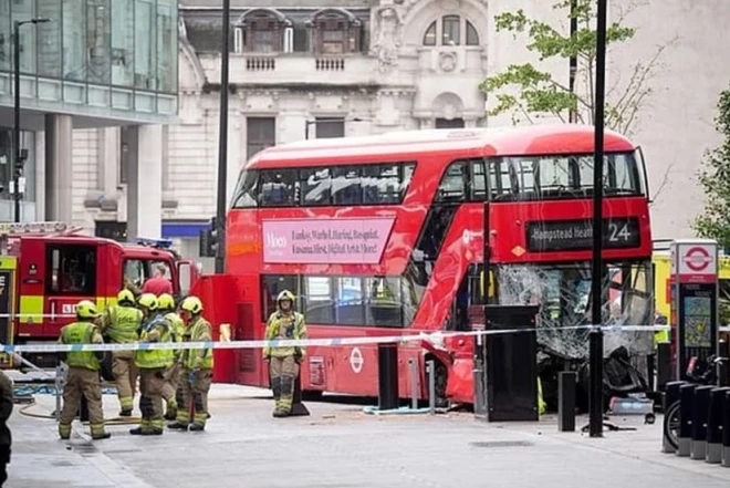 Londonda iki mərtəbəli avtobus piyadaların üzərinə sürülüb 