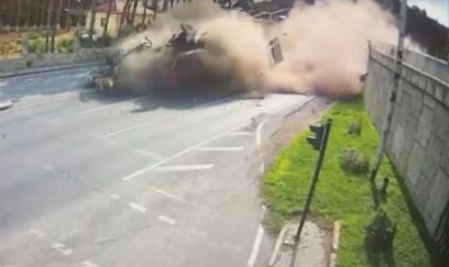 “KamAZ”ın maşının üstünə aşdığı an - FOTO