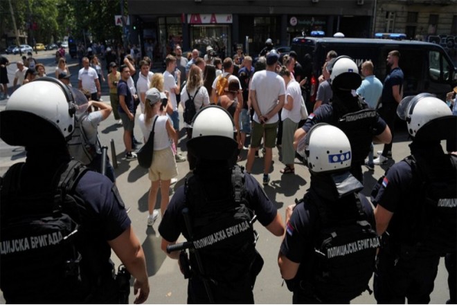 Serbiyada etirazlar zamanı azı 14 polis yaralanıb