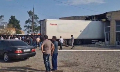 Goranboyda yük maşını mağazaya çırpılıb, sürücü xəsarət alıb - FOTOLENT