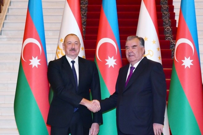 Prezident tacikistanlı həmkarını təbrik etdi 