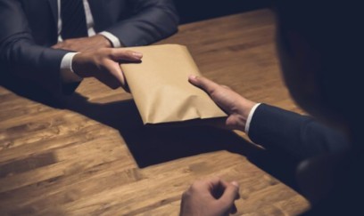 Bakıda yüksək vəzifəli şəxslər rüşvət alarkən cinayət başında yaxalandı