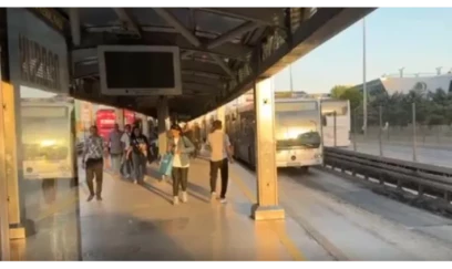 İstanbulda metrobüsün mühərriki alışdı, sərnişinlər təxliyyə edildi