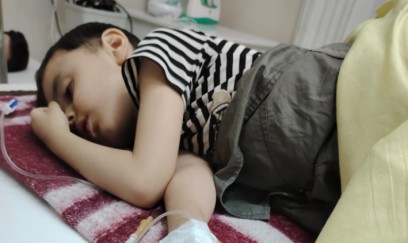 İmkansız ana xəstə övladının müalicəsi üçün yardım istəyir