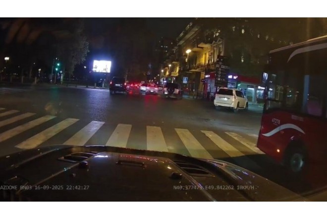 Bakıda "Prado" sərnişin avtobusu ilə toqquşdu - ANBAAN VİDEO